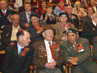 Сумин вручил ветеранам по полторы тысячи рублей