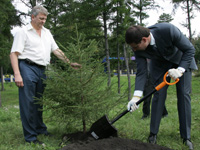 Юревич посадил юбилейное дерево