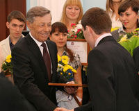 Сотня лучших студентов получила от губернатора по 15 тысяч рублей
